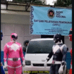 Di beberapa daerah, petugas pengantar makana MBG menggunakan seragam cosply Power Rangers. Foto: Instagram@indotoday_