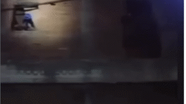 Warga Jl. Ikan Gurami, kelurahan Tunjungsekar, Lowokwaru, Malang, gempar, akibat memburu seorang pria yang berlarian di atap rumah warga. Pria itu ternyata warga Pasuruan tersangka pembunuh seorang wanita SW, 23, gegeran tak sepakat bayaran Rp 200.000 setelah berhunugan bada. Sabtu malam, 27 Desember 2025. Foto