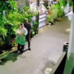 Dua pria tak dikenal terekam CCTV, melepar bom motov ke rumah Dj Donnya, pada Rabu dinihari sekitar pukul 03.20 WIB, 31 Desember 2025. Foto: Tangkap laya video Instagram@jakarta.terkini