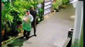 Dua pria tak dikenal terekam CCTV, melepar bom motov ke rumah Dj Donnya, pada Rabu dinihari sekitar pukul 03.20 WIB, 31 Desember 2025. Foto: Tangkap laya video Instagram@jakarta.terkini