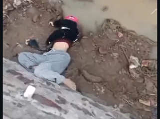 Warga temukan jasad gadis bernama Faradila Amalia Najwa, 21, warga Tiris, Probolinggo tergeletak di saruan air pinggir jalan desa Wonorejo, Pasuruan, Selasa pagi 16 Desember 2025. Foto: Instagram@jakartasekilasinfo