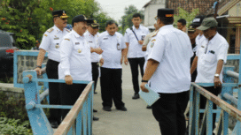 Bupati Jombang, H Warsubi pada hari Rabu, 31 Desember 2025, di pengujung tahun 2025 melakukan kunjungan kerja ke kecamatan Kudu. Bahkan meninjau langsung jembatan di Dusun Banjarejo. Ia berjannji akan membangun jemabatan itu tahun anggaran 2026. Foto: kredonews.com/elok apriyanto.