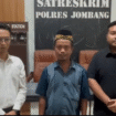 Aparat polres Jombang berhasil mengidentifikasi dan menangkap orang yang melakukan pembuangan limbah ayam potong di jembatan brantas, Ploso, Jombang, 1 Desember 2025. Pria ini membuat pernyataan benar melakukan poembungan itu, dna kasusnya dilimpahkan ke dinas Lingkungan Hidup, Pemkab Jombang. Foto: kabarterdepan.com