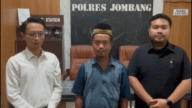 Aparat polres Jombang berhasil mengidentifikasi dan menangkap orang yang melakukan pembuangan limbah ayam potong di jembatan brantas, Ploso, Jombang, 1 Desember 2025. Pria ini membuat pernyataan benar melakukan poembungan itu, dna kasusnya dilimpahkan ke dinas Lingkungan Hidup, Pemkab Jombang. Foto: kabarterdepan.com