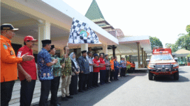 Berangkat dari depan Pendopo Pemkab Jombang, Bupati Warsubi melepas bantuan satu truk bahan makanan, terpal obata-obaran ke lokasi bencana Adeh, Sumut dan Sumbar, Jumat 12 Desember 21025. Foto: Jombangkab.go.id
