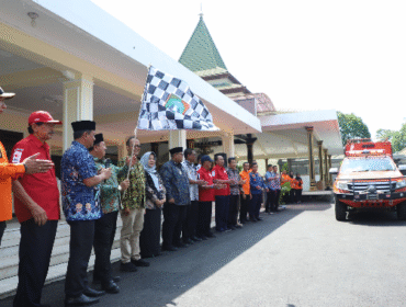 Berangkat dari depan Pendopo Pemkab Jombang, Bupati Warsubi melepas bantuan satu truk bahan makanan, terpal obata-obaran ke lokasi bencana Adeh, Sumut dan Sumbar, Jumat 12 Desember 21025. Foto: Jombangkab.go.id