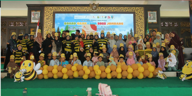 
					Betapa riang gembira anak-anak Jombang ketika dilibatkan di dalam acara Board Game Land Jombang 2025. Mereka pada hari Minggu, 14 Desember, dijakan bersama bersuka cita lewat berbagai macam permainan. Foto: Jombangkab.go.id