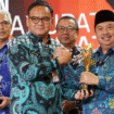 Bupati Jombang, H Warsubi menerima tropi bergengsi dari Kemendagri, sebagai 
