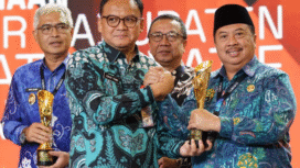 Bupati Jombang, H Warsubi menerima tropi bergengsi dari Kemendagri, sebagai 