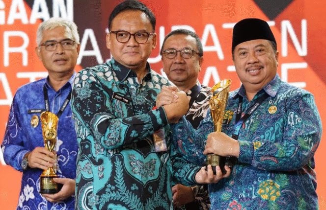 
					Bupati Jombang, H Warsubi menerima tropi bergengsi dari Kemendagri, sebagai 