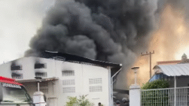 Tampak asap hitam tebal membunung tinggi, api membakar tempat usaha industri sepatu PT Karya Mekar Dewatamali di Desa Mojongapit, Kecamatan Jombang, pada 20 Desember 2025 pagi. Foto: Instagram@jombanginformasi_