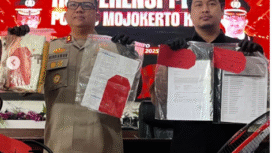 Dalam sebuah konferensi pers, Kapolres Kota Mojokerto, AKBP AKBP Herdiawan Arifianto menahan pemilik bimbingan belajar (Bimbel) Hexagon, didiuga dalam kasus penipuan punya jalutr masuk pekerjaan hingga 6 siswanya alami kerugi9na Rp 1,6m. Foto: kabaramojokerto.di