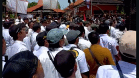 Ratusan kepala desa dalam gerakan Pamong Mojphait, melakukan aksi unjuk rasaj menuntut bupati Mojokerto, agar mengembalikan Alokasi Dana Desa (ADD) tidak dipangkas dikembali seperti tahun 2025. Foto:  Insatgram@aslimojokertocom