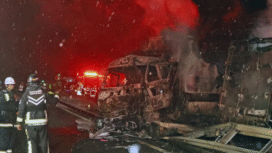 Kecelakaan beruntun melibatkan 57 kendaraan di jalan tol Kan-etsu kota Minakami, Prefektur Gunma. Satu nenek berusia 77 tahun meninggal dunia, dengan 26 orang luka-luka termasuk lima luka serius,  26 Desember 2025. Foto: Tol/Kan-etsu