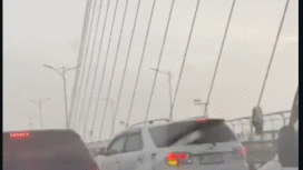 Laporan melalui Karimata_media, Minggu sore, lalu lintas dari Surabaya ke arah bangkalan macet, akibat tiang listrik ri Jembatan Suramadu robon. Foto: Instagram@karimata_media