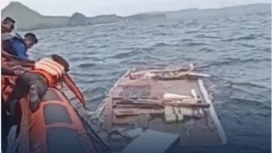 Tim SAR Gabungan telah melakukan pencairan hingga hari ketiga, Minggu 28 Desember 2025, korban tenggelamnya kapal wisata di Labuhan Baju, yang terjadi Jumat 26 Desember 2025. Foto: Instagram@katadata