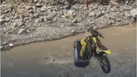 Tali pengikat roda sling putus, wakil bupati Aceh Tengah, Muchsin Hasan nyaris tercebut di sungai Bergang, saat melakukan penyeberangan Kampung Bergang, Kecamatan Ketol, Aceh Tengah, yang menjadi rute darurat pasca putusnya jembatan akibat banjir bandang dan longsor. Foto: Instagram@kaadatacoid