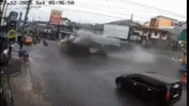 Truk tronton bermuatan 58 ton keramik diduga alami rem blong, melesat menabrak tugu pembatas tengah jalan perempatan Pasar Kertek, Wonosbo, jateng, Sabtu pagi, 27 Desember 2025. Foto: tangkap layar video Instagram@batanghelp