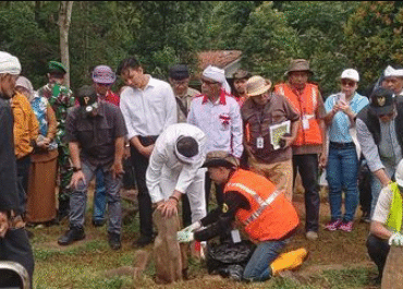 Gubernur Jawa Barat bersama ahli dan peneliti purbakala BRIN, melakukan peninjauan ke situs Gunung Padang, sekaligus menanapkan batu di ters 5 sebagai pertanda dimulai rekonstruksi situs yang diberi prtedikat lebih tua dari Pyramida Giza di Mesir. Foto: kompas.com