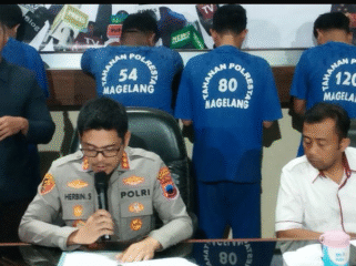 Kapolresta Magelang Kombes Pol Herbin Sianipar menyebut mereka sebagai debt collector eksternal dari perusahaan leasing di Sleman, Yogyakarta, menjadikan ibu dan anak sebagai jaminan cicilan perlunasan cicilan motor di Magelang. Foto: Instgaram@lentera