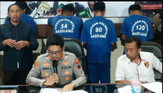 
					Kapolresta Magelang Kombes Pol Herbin Sianipar menyebut mereka sebagai debt collector eksternal dari perusahaan leasing di Sleman, Yogyakarta, menjadikan ibu dan anak sebagai jaminan cicilan perlunasan cicilan motor di Magelang. Foto: Instgaram@lentera