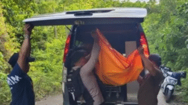 Petugas kepolisian melakukan evakuasi temuan sesosok perempuan, diketahui berninisal WK, 23, orang tua tunggal dua naka ditemukan tewas di bawah jembatan kota Baubau, 21 Desember 2025. Foto: Dok/ istimewa