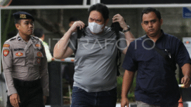 KPK langsung membawa dua tersangka Kepala Kejaksaan Negeri (Kajari) HSU: Albertinus P. Napitupulu (inisial APN) dan Kepala Seksi Intelijen (Kasi Intel) Kejari Hulu Sungai Utara (HSU) provinsi Kalimantan Selatan,: Asis Budianto (inisial AB). Foto: antaranews