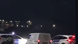 Dua unit kendaraan milik Lantas Polres Tanah Ggorot, Pser, Kalimantan Timur, timur terlibat kejar-kejaran dengan sebuah mobil Grand Max putih, di jalan utama Kusuma Bangsa KM 5, Tanah Grogot, Minggu, 14 Desember 2025. Ternyata sopirnya seorang remaja bawah umur berbau alkohol. Foto: kriminews