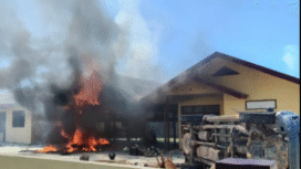 Kondisi kantor polsek Muara batang Gadi, Mandailing Natal (Madina), saat massa lelaki dan perempuan menggeruduk ke kantor polsek, mempertanyakan ada terduga bandar narkoba yang ditangkap warga dikabarkan lepas atau kabur, Sabtu 20 Desember 2025. Foto: L86NEWS.com