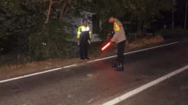 Titik lokasi kecelakaan maut di Jalan Raya Dusun Ngepeh, Desa Rejoagung, Kecamatan Ngoro, Kabupaten Jombang, Jawa Timur, Jumat 26 Desember 2025. Motor lawan truk box ini menyebabkan pengendara motor asal Lamongan meninggal dunia. Foto: Kredonews.com. elok apriyanto