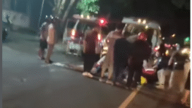 Kecelakaan lalu lintas maut di Jombang melibatkan dua sepeda motor, menyebabkan satu warga negara asing asal Taiwan tewas dan dua pelajar luka-luka. Insiden ini terjadi pada Senin malam, 22 Desember 2025. Foto: Instagram@pesonajombang
