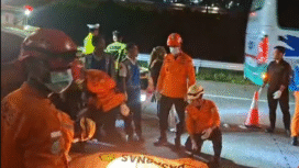 Sopir bus PO Cahaya Trans yang alami kecelakaan di Exit Tol Krapyak, Semarang, adalah sopir cadangan bernama Gilang Ihsan Faruq. Ia dalam kondisi selamat dan sadar sepenuhnya. Sementara itu 15 orang penumpang tewas, dan 19 lainnya luka-luka. Foto: Instagram@batang_update