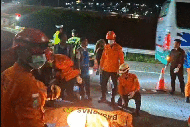 
					Sopir bus PO Cahaya Trans yang alami kecelakaan di Exit Tol Krapyak, Semarang, adalah sopir cadangan bernama Gilang Ihsan Faruq. Ia dalam kondisi selamat dan sadar sepenuhnya. Sementara itu 15 orang penumpang tewas, dan 19 lainnya luka-luka. Foto: Instagram@batang_update