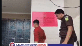 Petugas Kejaksaan Tinggi lampung menggeledah dan menyita rumah dan barang milik Bupati Pasarawn, Lampung, Dendi Ramadhona. Disampikan ke publik dalam konferensi pers Rabu 10 Desember 2025. Foto: Instagram@lampungehnews