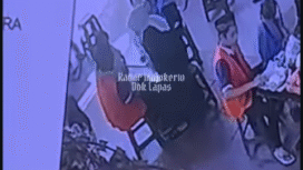 Lewat CCTV , petugas Lapas Mojokerto telah memantau seluruh gerak-gerik wanita itu, karena gesturnya mencurigakan. Wanita itu telah berhasil memindahkan barang bawaan dari dalam alat vital kepada suaminya. Foto: tangkap layar video Instagram@kabaramojokerto.id