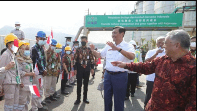 
					Luhut Binsar Pandjaitan saat duduk sebagai Menko saat berada di kawasan PT IMIP Morowali, memberikan izin membangun bandara status domestik, dan sekarang menjadi masalah. Foto: oposisicerdas.com