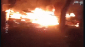 Sedikitnya sembilan lapak jualan warung miolik PKL/UMKM di jl Kalibata, jakarta, dibakar OTK (orang tak dikenal), pasca dua orang anggota Mata Elang tewas digebuki masaa, di wilayah sana, Kamis dinihari, 11 Desember 2025. Foto: dok/net