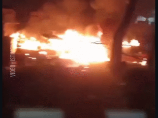 Sedikitnya sembilan lapak jualan warung miolik PKL/UMKM di jl Kalibata, jakarta, dibakar OTK (orang tak dikenal), pasca dua orang anggota Mata Elang tewas digebuki masaa, di wilayah sana, Kamis dinihari, 11 Desember 2025. Foto: dok/net