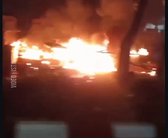 Sedikitnya sembilan lapak jualan warung miolik PKL/UMKM di jl Kalibata, jakarta, dibakar OTK (orang tak dikenal), pasca dua orang anggota Mata Elang tewas digebuki masaa, di wilayah sana, Kamis dinihari, 11 Desember 2025. Foto: dok/net