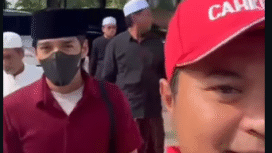 Seprang Lora terduga pelaku pelecehan 15 santriwati di Bangkalan, akhirnya menyerahkan diri setelaj lebih dua pekan buron. Ia datang ke Polres Bangkalan, untuk mempertanggunjawablan perbuatannya. Foto: tangkap layuar video Instagram@madurabagus