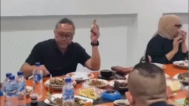 Tertangkap kameran saat Menko Kesejahteraan Rakyat, Zulkifli sedang makan satu sementara tangan kirinya memegang sebtatang cerutu di sebuah rumah makan paling mewah di Kuta Blang, Bireuen, Aceh, pada saat warga menjerit-jerit menjadi korban bencana banjir bandang. Foto: Youtube@Tribunnews