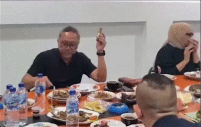 
					Tertangkap kameran saat Menko Kesejahteraan Rakyat, Zulkifli sedang makan satu sementara tangan kirinya memegang sebtatang cerutu di sebuah rumah makan paling mewah di Kuta Blang, Bireuen, Aceh, pada saat warga menjerit-jerit menjadi korban bencana banjir bandang. Foto: Youtube@Tribunnews