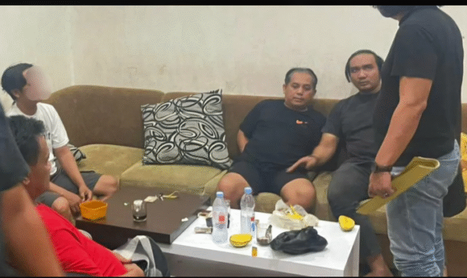 
					Anggota Resmob Mojokerto meringkus tersangka pelaku pencuri 338 tabung gas melon, dan 2.400 telur bebek yang akan ditetaskan. Foto: Do/ Polres Mojokereto