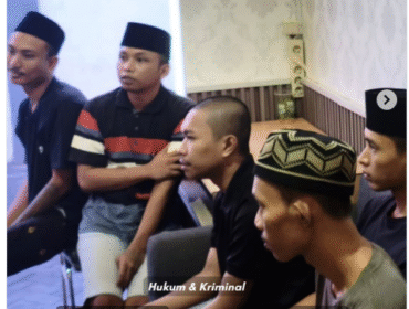 Petugas Polres Mojokerto menyerahkan berkas perkara (BAP) atas lpekara pencurian motor di desa Kedungmaling, Mojokerti, September 2025. Foto: Instagram@kabarmojokerto