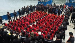 Menggunakan pengamanan super maksimum untuk memindahkan sebvanyak 130 Napi dari berbagai LP di seluruh Indonesia yang dinilai berbahaya, dipindahkan ke Nusakambanga, Jawa Tnegah, Sabtu 27 Desember 2025. Foto: Instagram@tvonenews