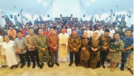 Bupati Wrasubi bersama pejabat lengkap Forkopimda Jombang melakukan kunjungan ke gereja pada Malam Natal, 24 Desember 2025. Foto: Kredonews.com/elok apriyanto