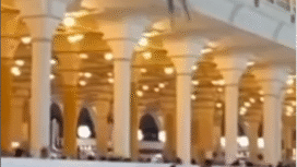 Hasil tangkapan video, deti-detik seorang pria jamaah mejatuhkan diri dari lantai setinggi 212 meter. Namun pria itu selamat, karena seorang petugas Askar Masjidil Haram, Rayan bin Saeed Al-Asiri, menjadikan tubuhnya sebagai tumpuan korban. Insiden ini terjadi pda Kamis, 25 Desember 2025. Foto: tangkap layar video Instagram@ndhy6562