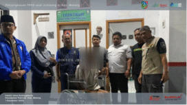Tim Dinsos bersama perangkat desa menjemput seorang pria warga Bongkot Peterongan, Jombang yang ditemukan dalam kondisi lemas dan terlantar di pinggir Jalan Cerme, Desa Karangduren, Kecamatan Pakisaji, Kabupaten Malang, Senin 1 Desember 2025. Foto: jombangkab.go.id
