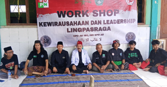 
					Kang Edy Riyanto dan AR Waluyo Wasis Nugroho (Gus Wal), menyelenggarakan Workshop Kewirausahaan dan Leadership bagi para pendekar santri Pagarnusa di Jombang, Minggu (28/12/2025). Foto: Dok/ Pagar Nusa Jombang