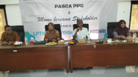 Sekdin Disdikbud Jombang, Abdul Majid (tengah) saat membuka kegiatan Peningkatan Kompetensi  diikuti 237 Guru PAI Alumni PPG di Jombang, Foto: Kredonews.com/ elok apriyanto